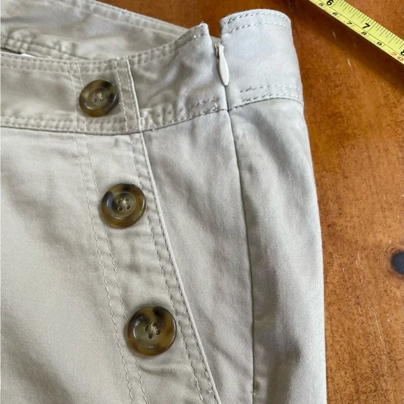 NWOT Ann Taylor tan 97% cotton/spandex shorts. Size 10. Shorts zipper on side. - Picture 4 of 8